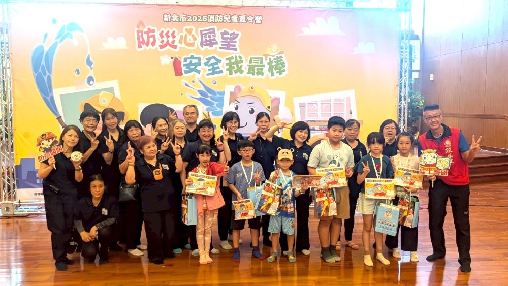 《圖說》發放精美小禮物及正夯的「新北防災暨兒童品德」繪本-三重慈濟靜思堂。〈政風室提供〉