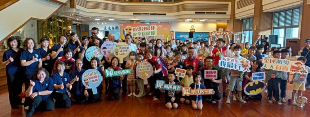 《圖說》消防局長陳崇岳〈中左〉與「新北消防兒童夏令營」小朋友合影。〈政風室提供〉