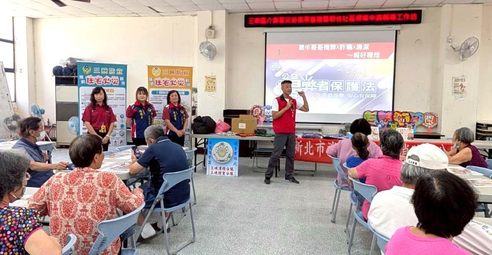 關懷樂齡銀髮 新北消「犀牛哥」攜手「防宣姐」防災識詐 2 《圖說》新北消政風室主任林三龍化身「犀牛哥哥」以簡明實用的案例,介紹「公益揭弊者保護法」。〈政風室提供〉