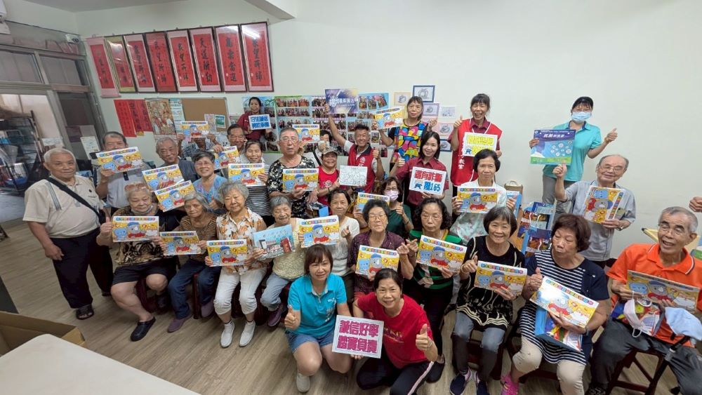 關懷樂齡銀髮 新北消「犀牛哥」攜手「防宣姐」防災識詐 3 《圖說》新北消政風室於三重三民里關懷據點以淺顯易懂、實際新聞案例並輔以有獎徵答,寓教於樂的方式互動。〈政風室提供〉