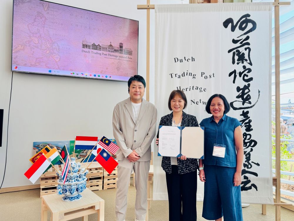 《圖說》在秘書處代表岡山芳治（左）、首個主辦機構代表Nadia+Purwestri（右）及其他會員的共同見證下，淡古館長蔡美治（中）代表正式簽署為荷蘭商館文化遺產聯網會員。〈淡古提供〉