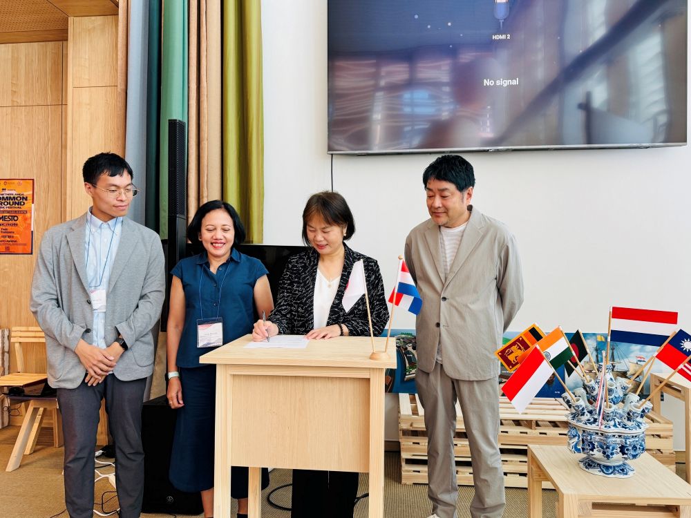 《圖說》在秘書處代表岡山芳治（右1）、首個主辦機構代表Nadia+Purwestri（左2）及其他會員的共同見證下，淡古館長蔡美治（右2）代表正式簽署為荷蘭商館文化遺產聯網會員。〈淡古提供〉