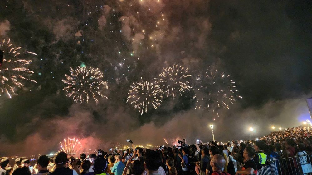 仲夏繽紛樂煙火秀首放 6萬人齊聚漁人碼頭 3 《圖說》首場煙火秀吸引近6萬人齊聚漁人碼頭追煙花。〈漁業處提供〉