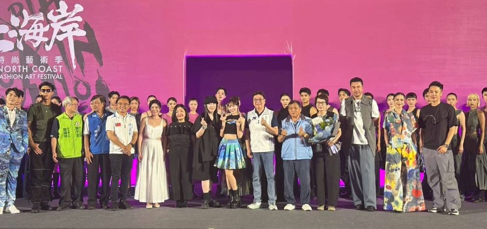 仲夏繽紛樂煙火秀首放 6萬人齊聚漁人碼頭 1 《圖說》2025淡水漁人碼頭仲夏繽紛樂活動煙火秀啟動儀式合照。〈漁業處提供〉