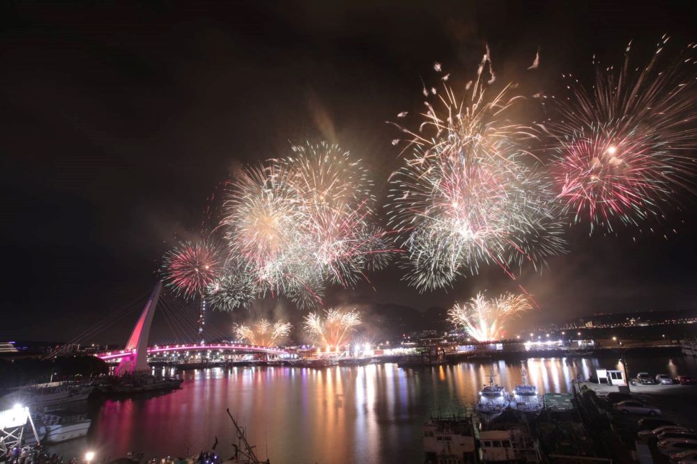 仲夏繽紛樂煙火秀首放 6萬人齊聚漁人碼頭 2 《圖說》2025淡水漁人碼頭仲夏繽紛樂活動「戀曲永恆」主題煙火秀。〈漁業處提供〉