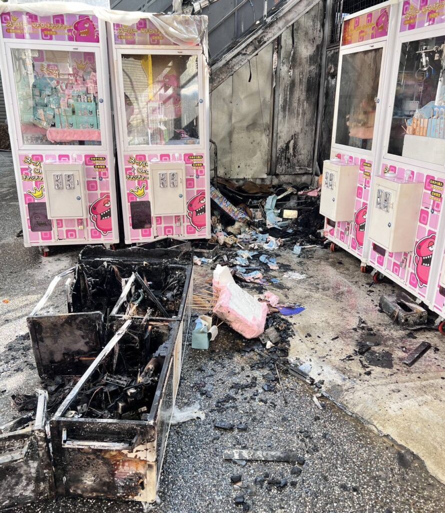 玩夾娃娃機點燃蚊香驅蚊造成火警三台娃娃機焚毀