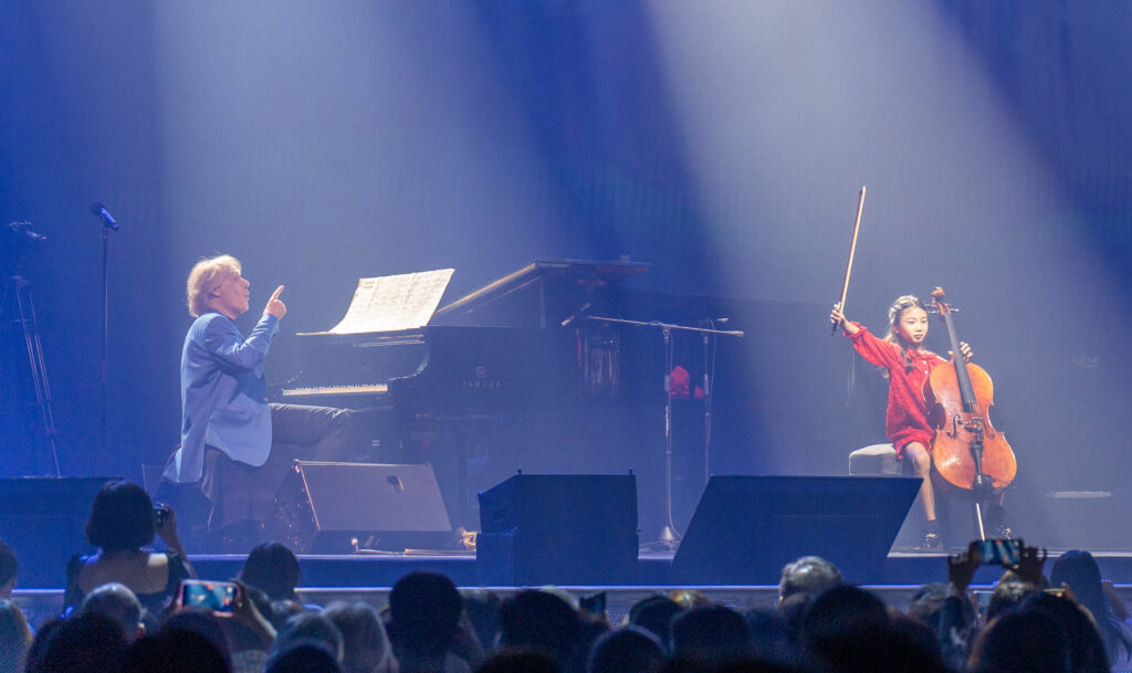 50年浪漫不減!「鋼琴王子」理查克萊德門11月20度來台 1億張銷量、琴童圓夢同台 1 理查與樂團