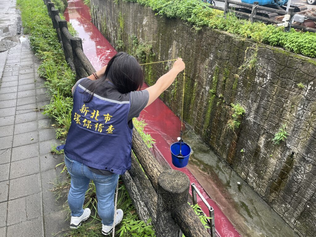 環保局到場進行採樣檢測
