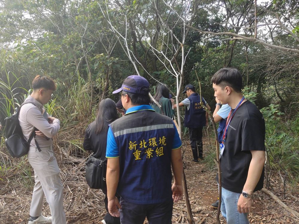 《圖說》稽查員前往山區污染專案調查。〈環保局提供〉
