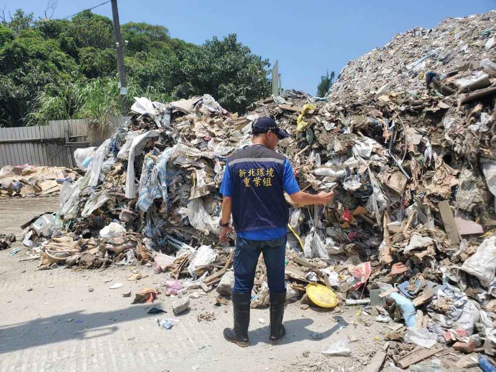 《圖說》稽查廢棄物棄置情形。〈環保局提供〉