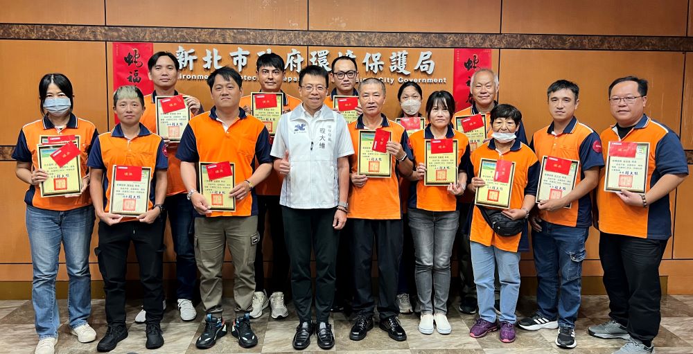 《圖說》拾金不昧受獎同仁與程大維局長合照。〈環保局提供〉