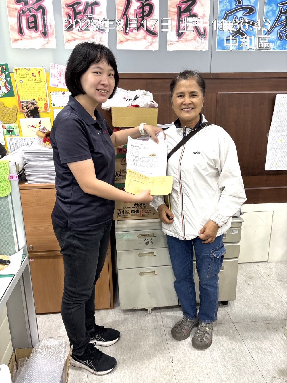 《圖說》環保局對於中和區清潔隊員李碧真拾獲之金項鍊執勤過程中拾金不昧的優良事蹟予以肯定。〈環保局提供〉