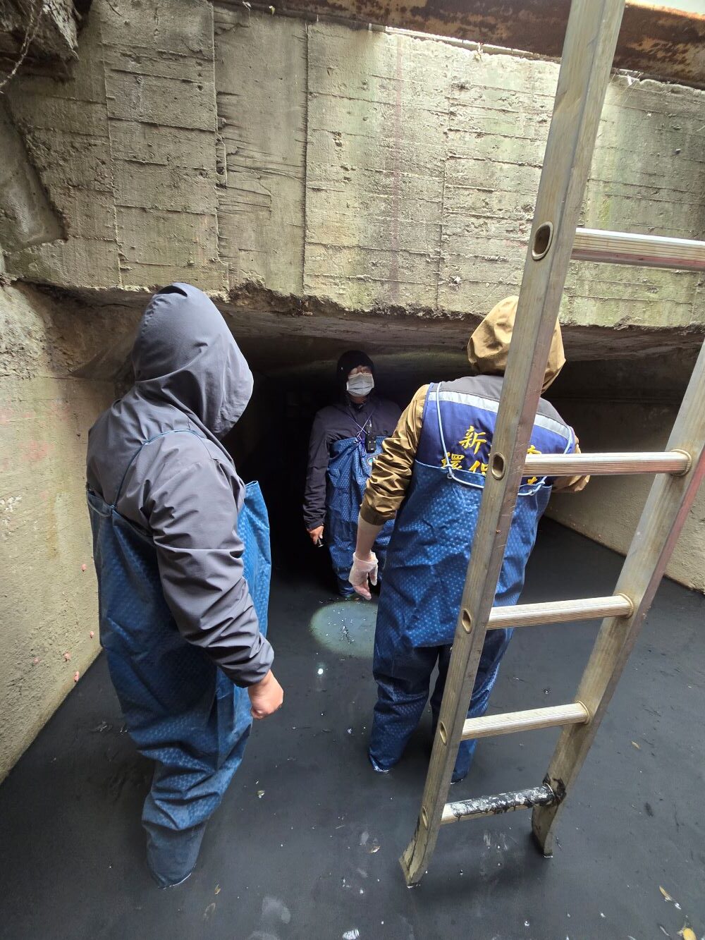 《圖說》稽查員循水線追查污染源。〈環保局提供〉