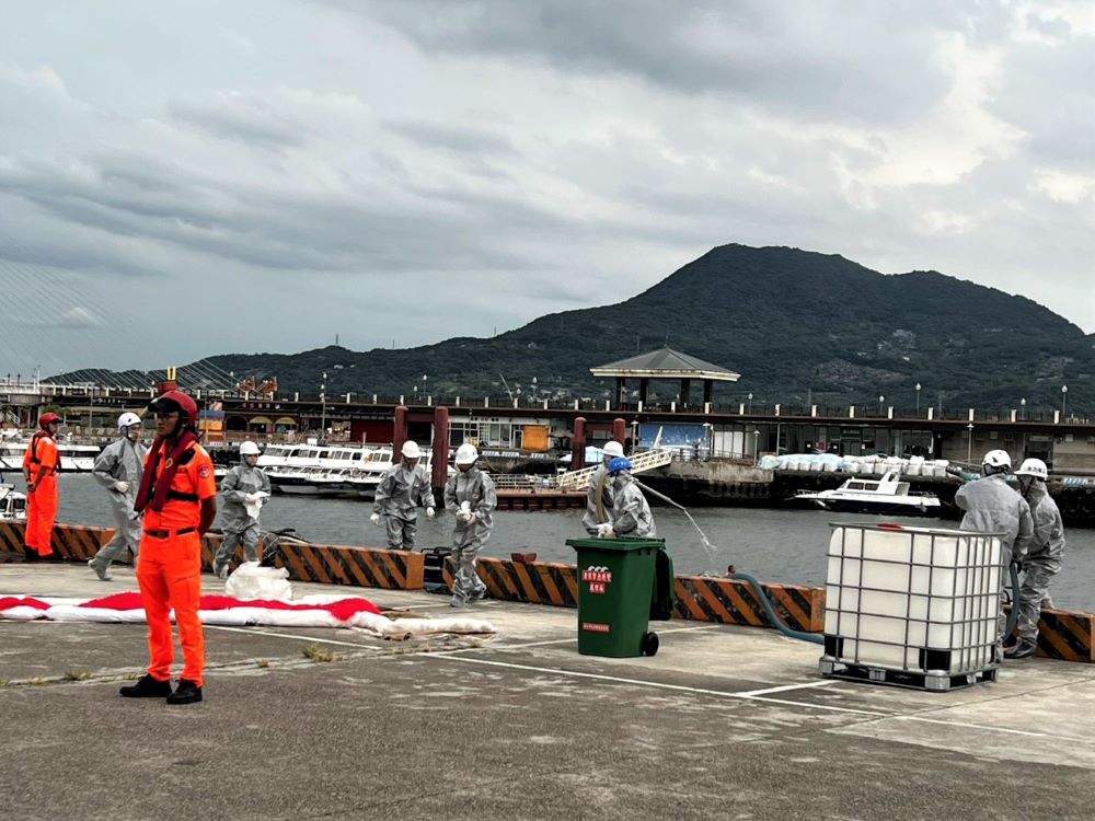 《圖說》海洋污染的情境模擬推演現場演練情形。〈環保局提供〉