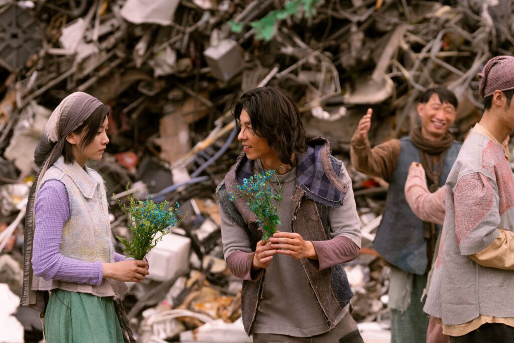 【甲上娛樂提供】許光漢（中）對長年區葬禮戲印象深刻，袁澧林（左）也大讚拍攝場景前所未見