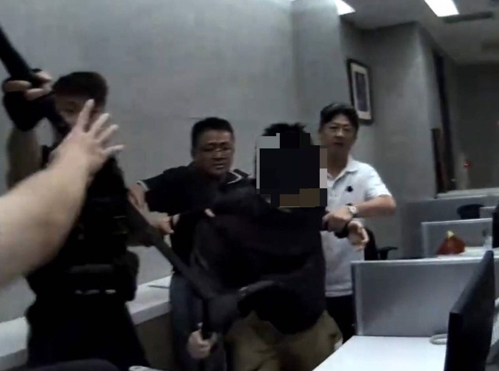 男持刀挾持寶雲寺女員工隊長塗志宏英勇奪刀逮人