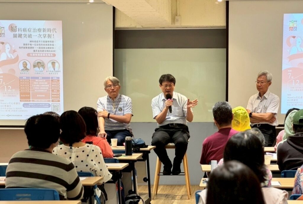 癌症希望基金會舉辦婦癌學習營，由中國醫藥大學附設醫院婦產部婦科主任葉聯舜右1、 0