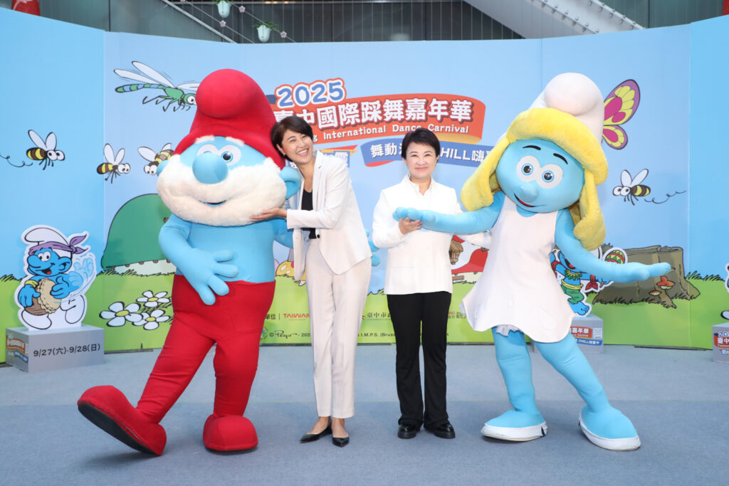 許淑華攜400藍色小精靈 助攻台中踩舞嘉年華 2 盧市長 許縣長與藍色小精靈合影