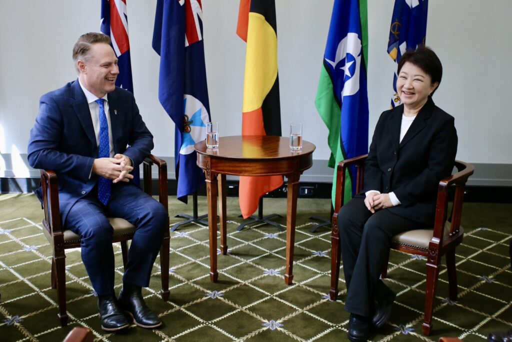 盧市長與施林納市長相見歡