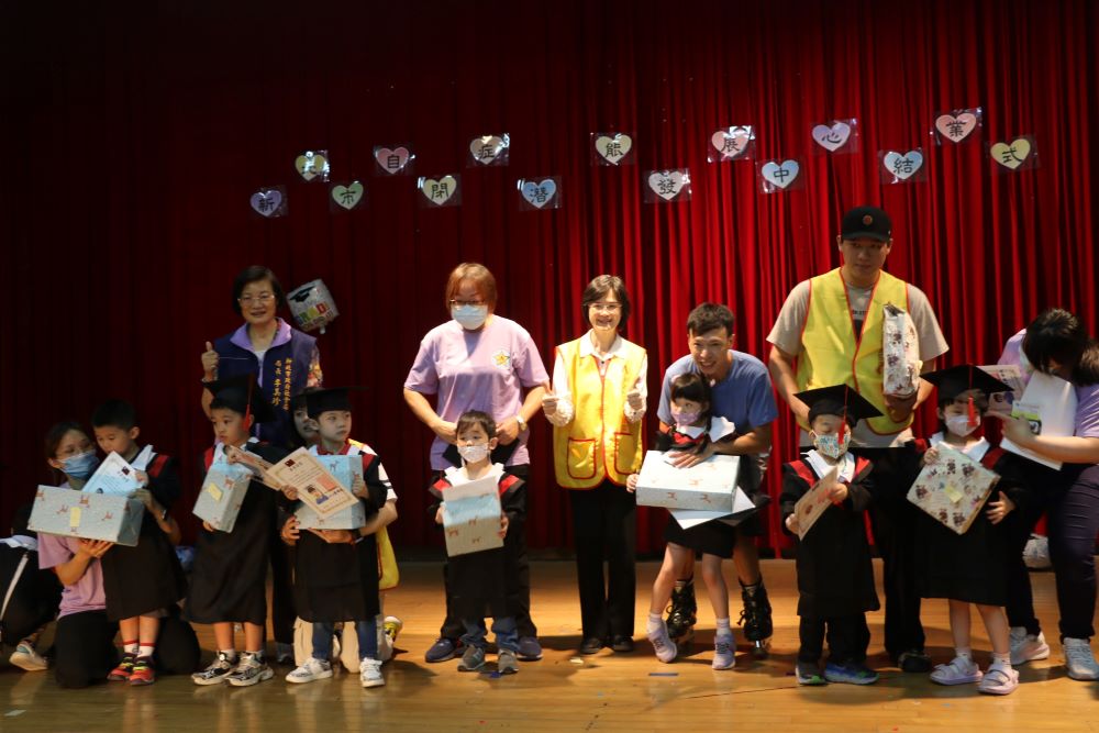《圖說》新北市自閉症潛能發展中心為11位星兒舉辦結業式，後排左1為社會局長李美珍，中為新北市自閉症服務協進會理事長劉郁純。〈社會局提供〉
