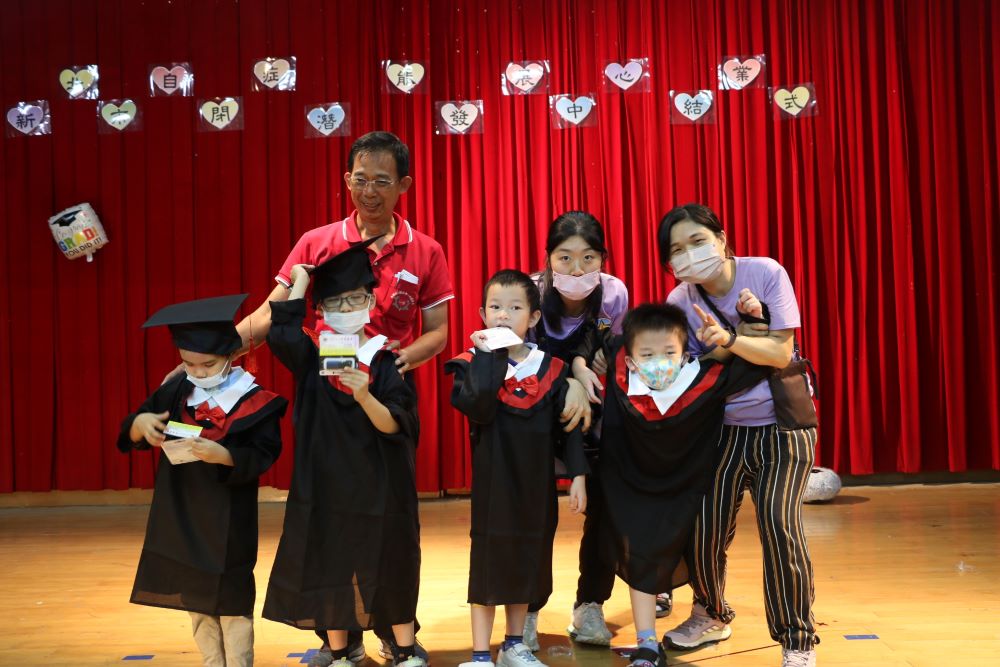 《圖說》一竹慈善會理事長陳輝韓（後排左1）贈送每位星兒一份隨身碟禮物，讓他們記錄學習成果。〈社會局提供〉