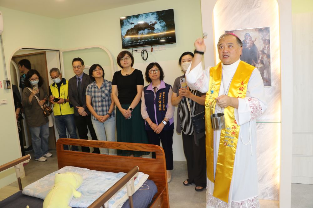 《圖說》天主教台北總教區輔理主教趙永吉神父（右）為安寧病房灑聖水祈福。〈社會局提供〉