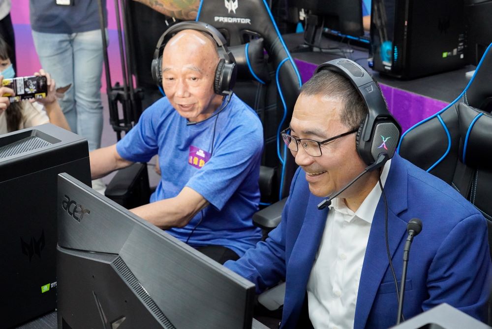 青銀玩電競快樂不中斷 新北「銀髮電競課」9月開動 1 《圖說》市長侯友宜與長輩、青年共組戰隊體驗電競遊戲。〈社會局提供〉