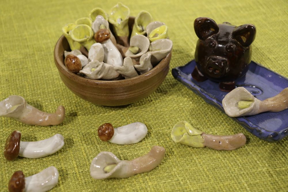 《圖說》滬尾藝文休閒園區總經理紀維綺有意與教養院合作，鼓勵院生創作海芋花或蘑菇筷墊等。〈社會局提供〉