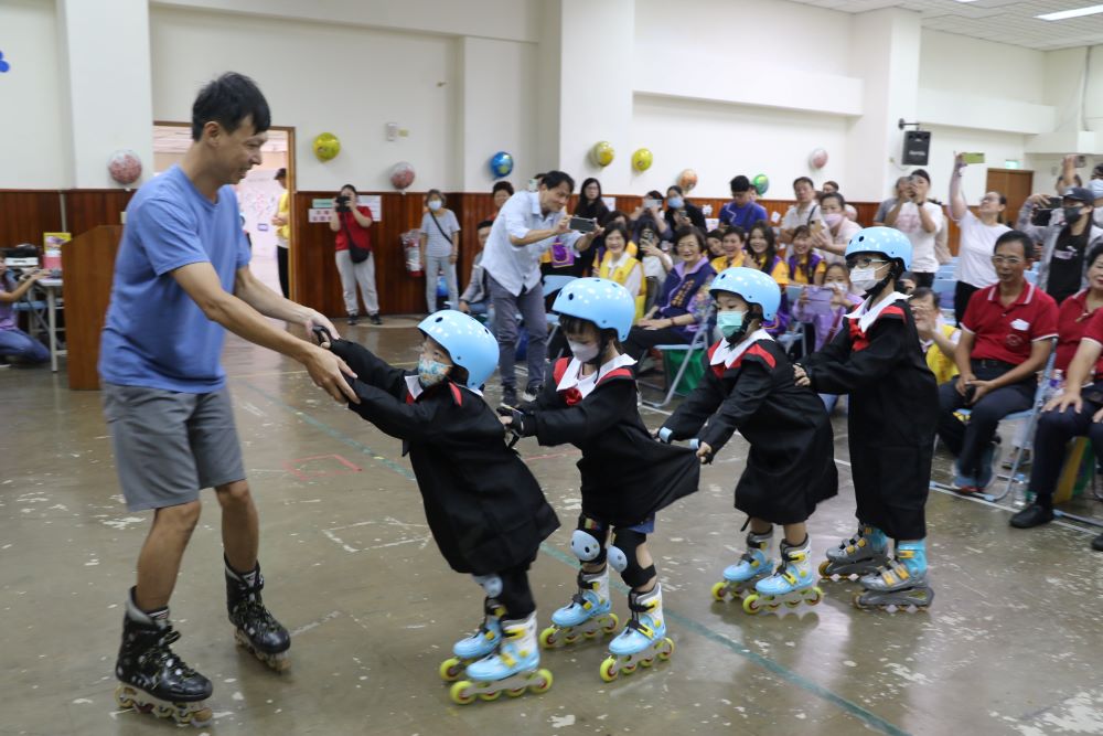 《圖說》星兒穿著直排輪鞋，在老師的帶領下，以長龍方式溜進會場。〈社會局提供〉