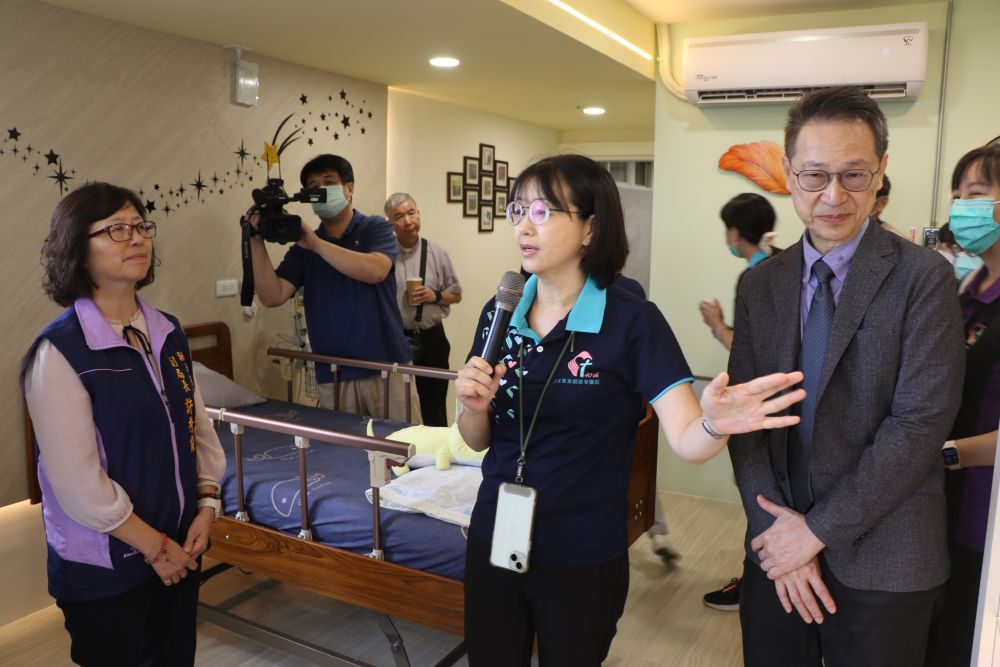 《圖說》愛維養護中心主任簡美婷（中）為眾人說明「曉明軒」尊重每人的信仰 不僅有天主、基督的布置 也有佛陀的畫像。〈社會局提供〉