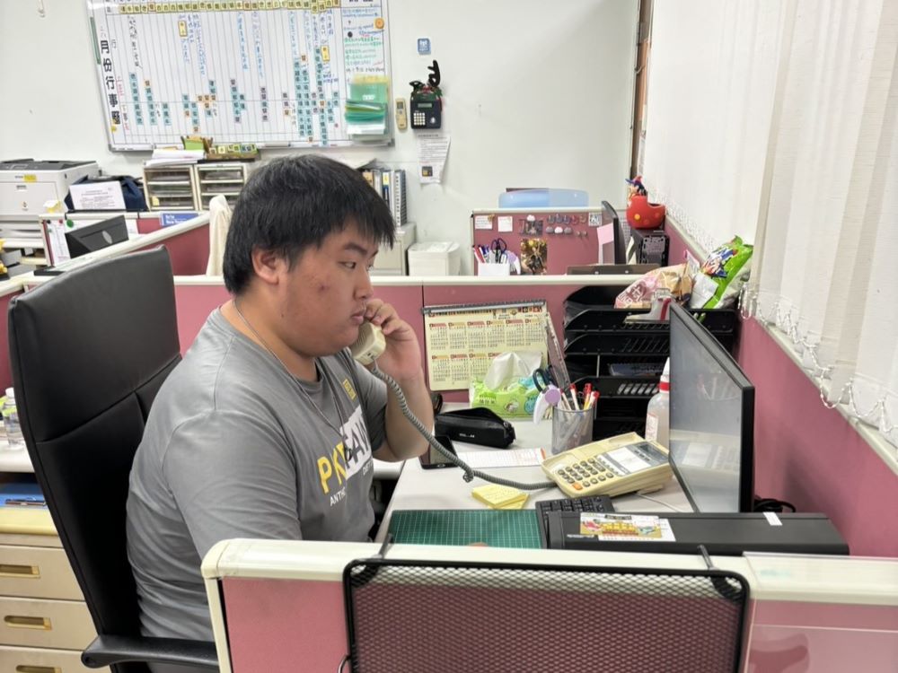 《圖說》社工助理接聽民眾來電，並從中學習應對與傾聽民眾需求的技巧。〈社會局提供〉