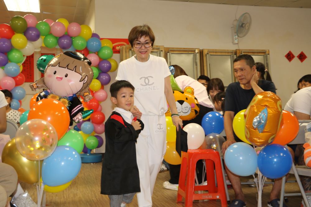 《圖說》居托保母張麗雪用心的照顧孩子，並以專業提醒父母。〈社會局提供〉