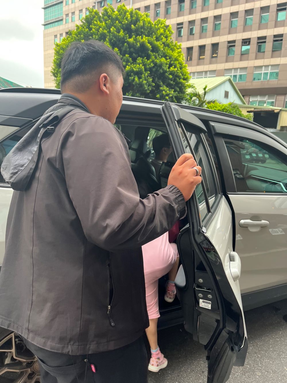 《圖說》社工助理協助接送個案往返機構。〈社會局提供〉