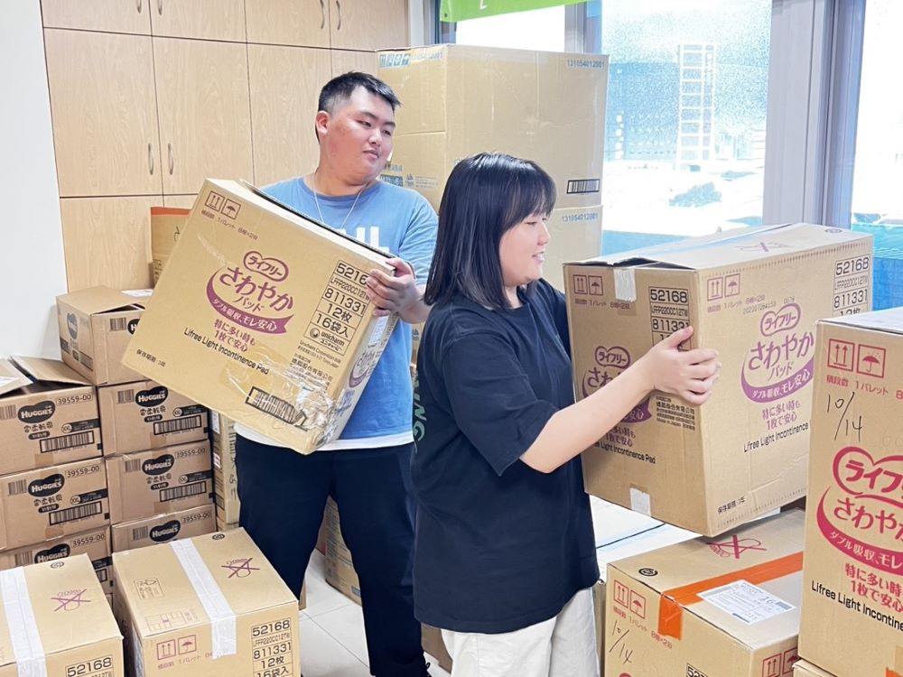 《圖說》新莊社福中心社工助理協力整理實物銀行物資，大幅減輕第一線社工工作負擔。〈社會局提供〉