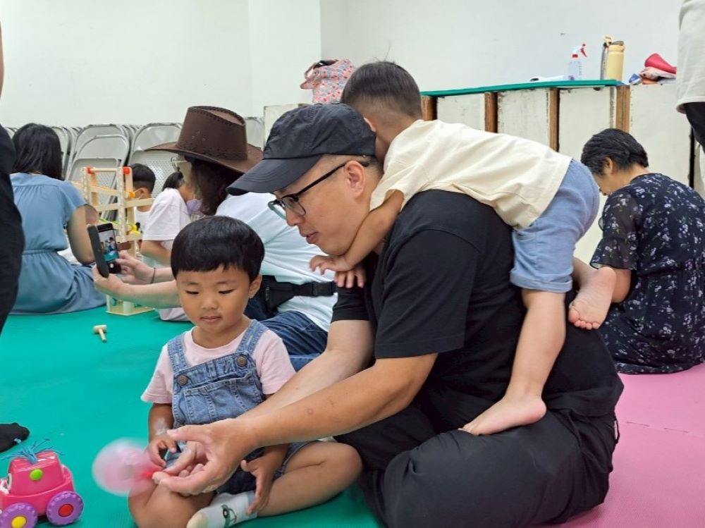 《圖說》活動中小朋友爬上爸爸的肩膀，模樣兒非常逗趣可愛。〈社會局提供〉