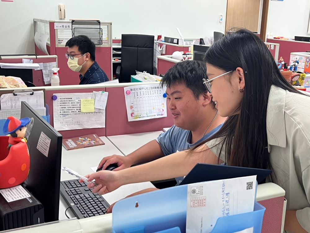 《圖說》新莊社福中心資深社工同仁從旁指導社工助理。〈社會局提供〉