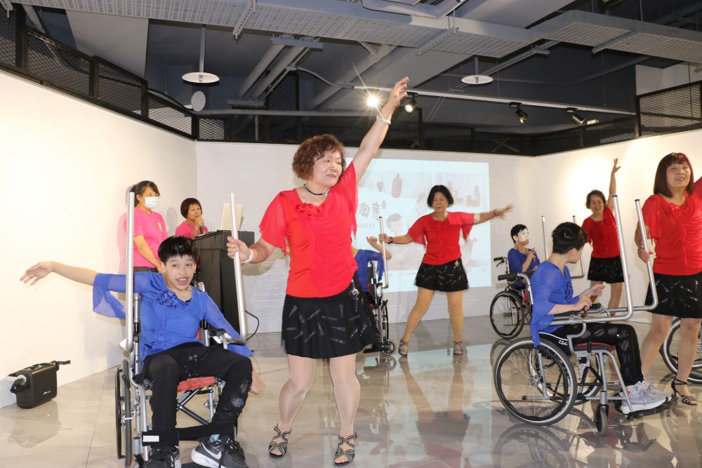 《圖說》一竹慈善會志工陪伴輪標舞社團院生，以靈動的輪標舞為陶藝展揭開序幕。〈社會局提供〉