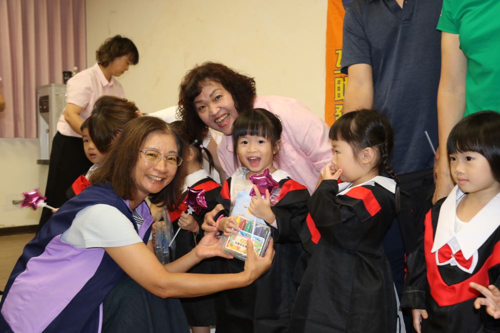 《圖說》兒童托育科長陳麗雲為每位結業生致贈小禮物。〈社會局提供〉