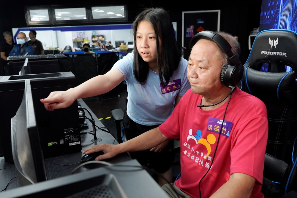 青銀玩電競快樂不中斷 新北「銀髮電競課」9月開動 3 《圖說》新北社會局推出「銀髮電競課」,鼓勵青銀跨世代一起玩電競。〈社會局提供〉