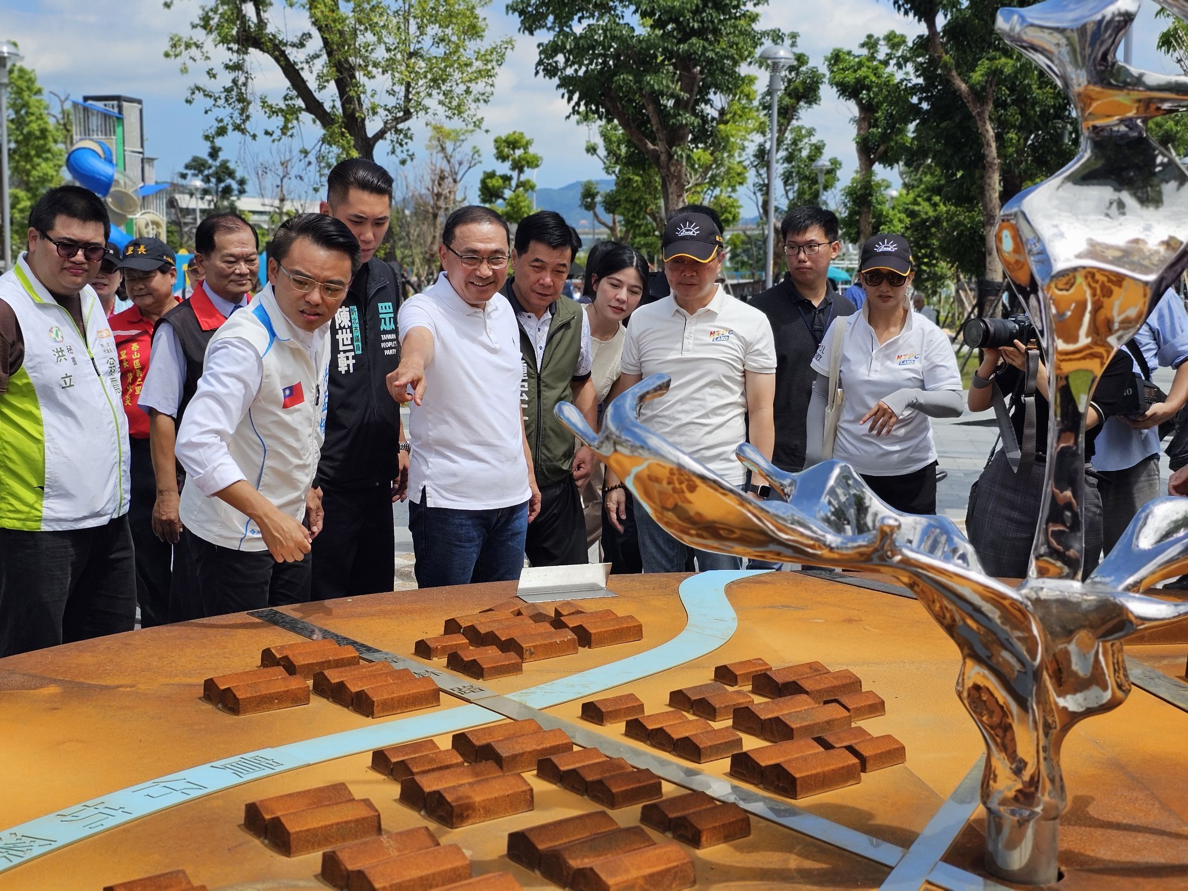 《圖說》侯友宜與來賓參觀公園設施。〈地政局提供〉