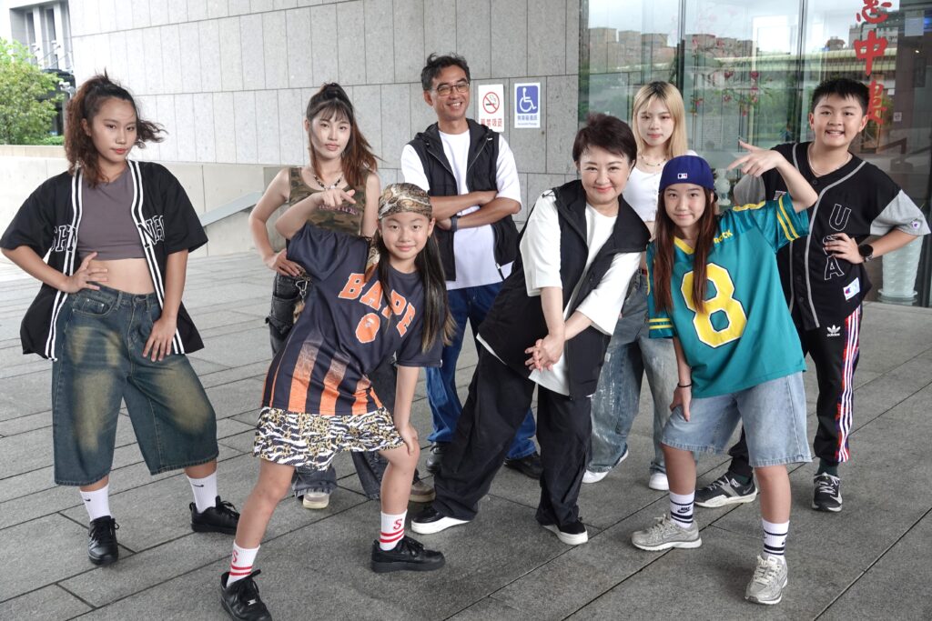 盧秀燕親下戰帖 「要Battle就來台中盃」街舞大賽 1 臺中市長盧秀燕與街舞小舞者們一同擺出帥氣舞姿 展現熱情與自信 號召大家 要battle就來台中盃