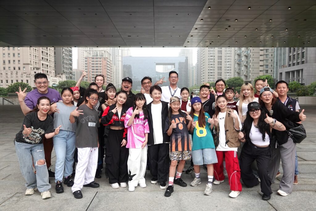 盧秀燕親下戰帖 「要Battle就來台中盃」街舞大賽 3 臺中市長盧秀燕與運動局長游志祥攜手小舞者熱力宣傳 臺中盃街舞大賽