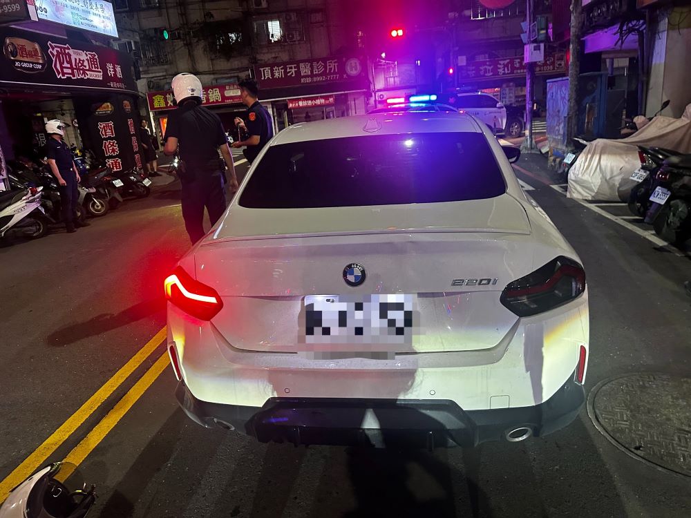 違規拒檢撞警逃逸 女駕駛遭圍捕送辦 2 《圖說》侯女綠燈仍不行駛,形跡可疑,員警上前攔查。〈新莊分局提供〉