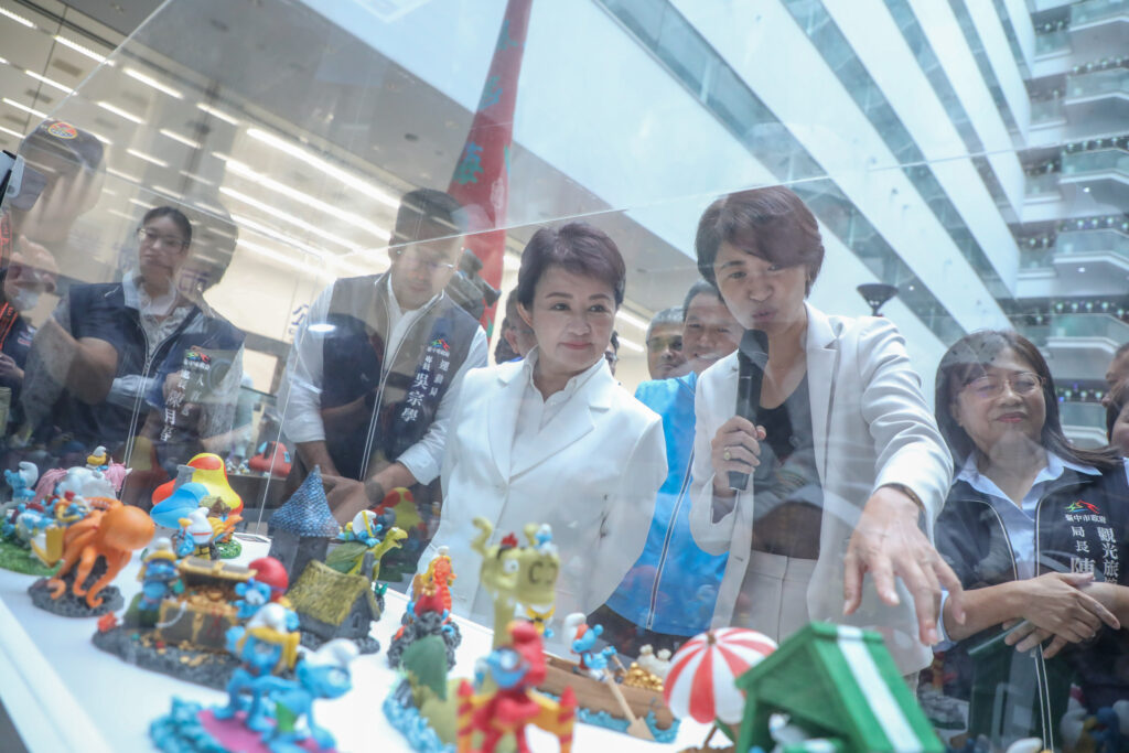 許淑華攜400藍色小精靈 助攻台中踩舞嘉年華 3 藍色小精靈特展巡禮 1