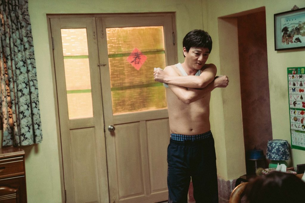 〈斷腸詩〉一響秒落淚!金曲甜美女神吳申梅追星江蕙 《我家的事》太催淚,黑匡雙語雜誌創辦人:家家有本難唸的經 3 %E8%97%8D%E8%91%A6%E8%8F%AF%E5%9C%A8%E7%89%87%E4%B8%AD%E7%A9%8D%E6%A5%B5%E6%B1%82%E5%AD%90%EF%BC%8C%E4%B8%BB%E5%8B%95%E8%84%AB%E4%B8%8A%E8%A1%A3%E8%B7%9F%E8%80%81%E5%A9%86%E9%AB%98%E4%BC%8A%E7%8E%B2%E8%A8%8E%E8%A6%81%E3%80%8C%E5%81%9A%E5%8A%9F%E8%AA%B2%E3%80%8D%E3%80%82 %EF%BC%8F %E7%89%BD%E7%8C%B4%E5%AD%90 %E6%8F%90%E4%BE%9B