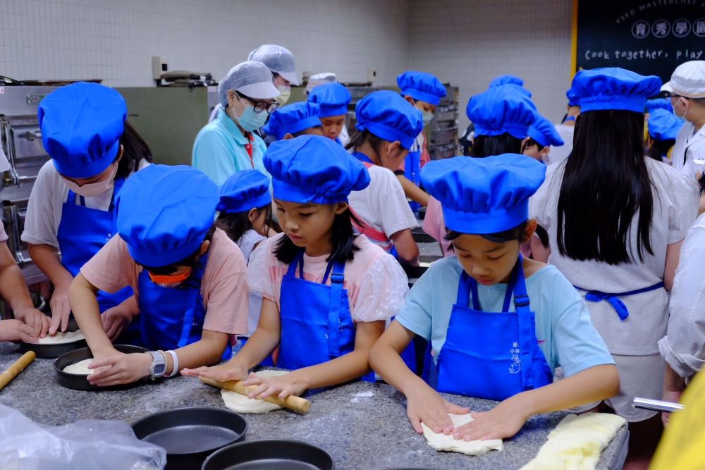《圖說》小神農華佗營今年推出超人氣的「中藥烘焙」主題，加上與穀研所的創意合作，讓中藥材搖身一變，變成孩子們烘焙課上的秘密配方，健康又有趣。〈衛生局提供〉