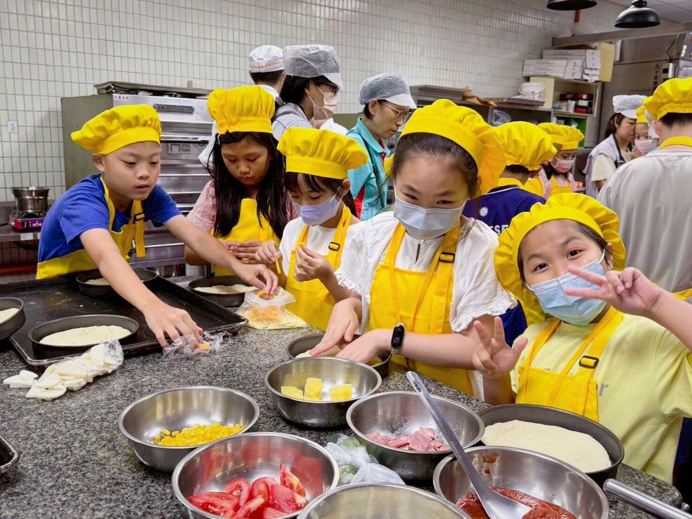《圖說》在專業中醫師帶領下，孩子們親自動手認識草藥及穴位，還下廚做出一道道結合中藥元素的美味料理。〈衛生局提供〉