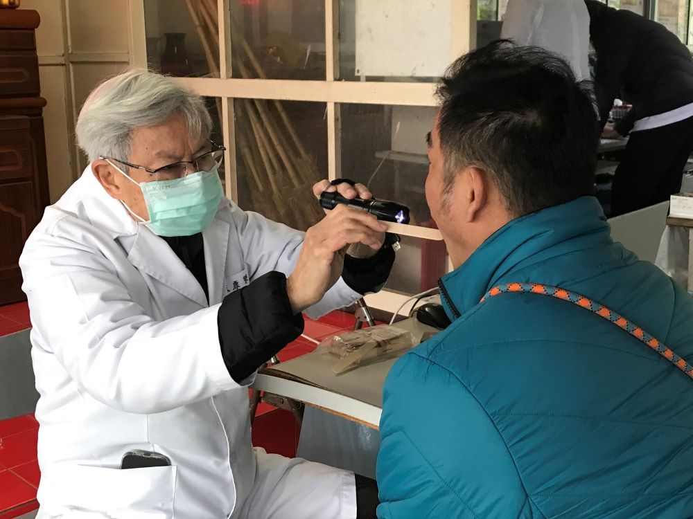 《圖說》口腔黏膜檢查職場篩檢服務。〈衛生局提供〉