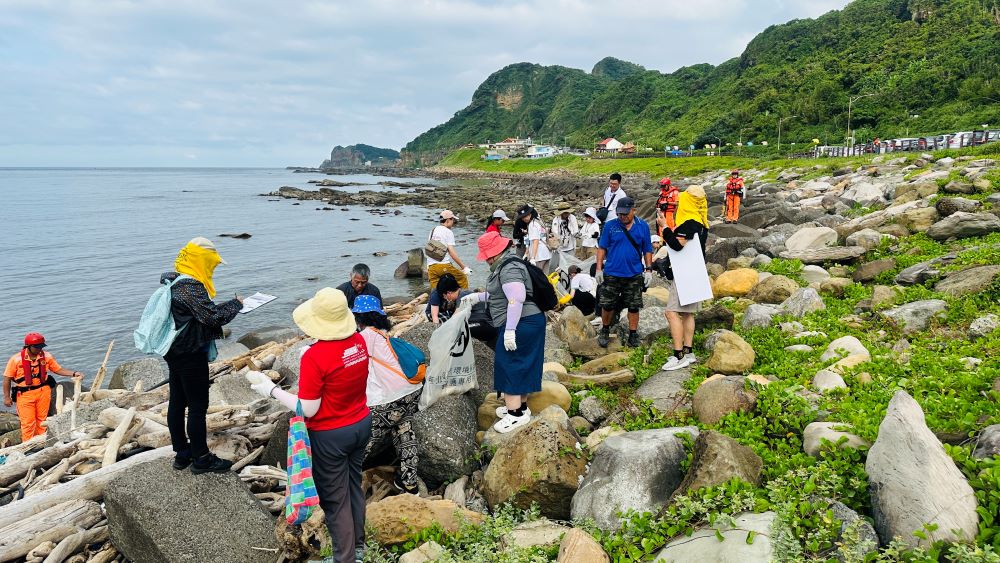 《圖說》參與者身體力行撿拾海廢，清理寶特瓶、浮球與塑膠碎片等常見海洋廢棄物，恢復沿岸潔淨風貌。〈觀旅局提供〉