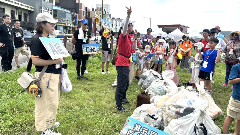 《圖說》活動採用ICC國際淨灘行動模式，由海洋科技博物館專業講師現場指導垃圾分類與紀錄作業，強化環保教育實踐。〈觀旅局提供〉